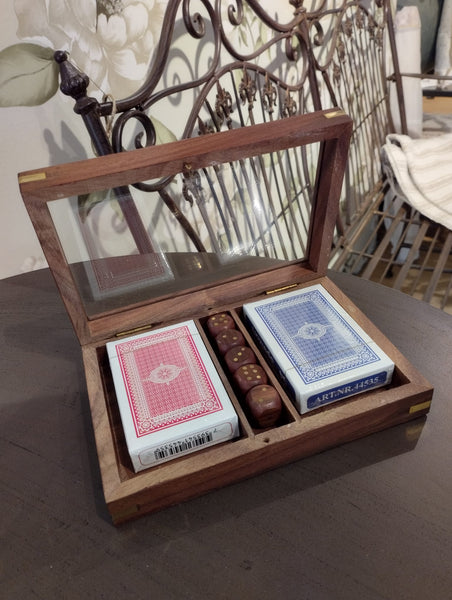 Fin träask som innehåller 2 styck kortspel och 5 tärningar i trä.  Material: Trä  Mått Träask: 6,5x8x11 cm  2 x Kortspel med 54 Spelkort