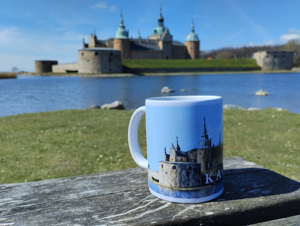 Nu kan du ta med dig Kalmars landmärke hem. Denna mugg har specialdesignats av oss och är en bra presentidé och ett måste för alla Kalmar-älskare.  9,5x8x12cm / 0.3L  Material: Keramik  Antal: 1  Motiv: Kalmar Slott