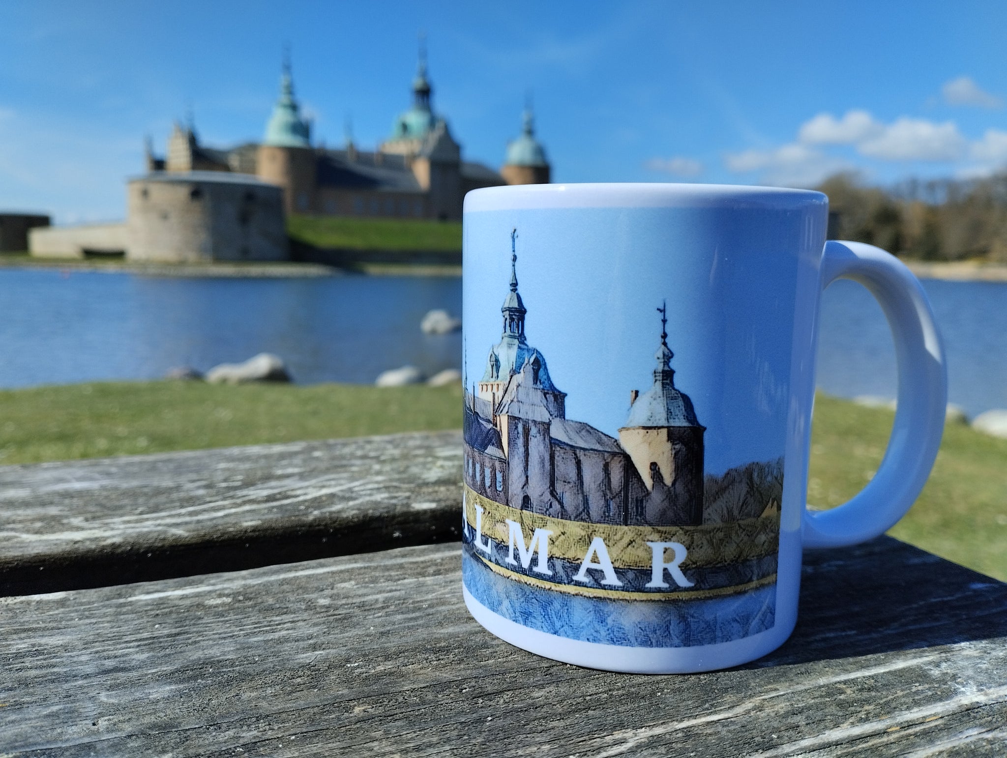Nu kan du ta med dig Kalmars landmärke hem. Denna mugg har specialdesignats av oss och är en bra presentidé och ett måste för alla Kalmar-älskare.  9,5x8x12cm / 0.3L  Material: Keramik  Antal: 1  Motiv: Kalmar Slott