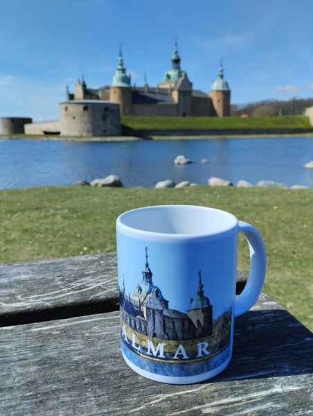 Nu kan du ta med dig Kalmars landmärke hem. Denna mugg har specialdesignats av oss och är en bra presentidé och ett måste för alla Kalmar-älskare.  9,5x8x12cm / 0.3L  Material: Keramik  Antal: 1  Motiv: Kalmar Slott