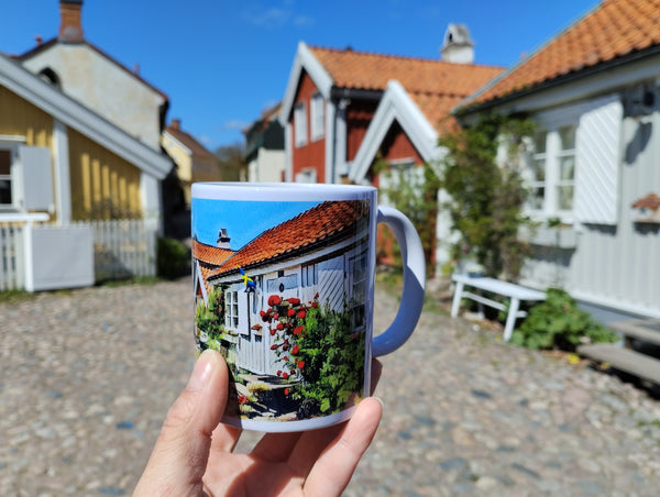 Nu finns en av gamla Kalmars vackraste gator för att ta hem. Denna mugg har specialdesignats av oss och är en bra presentidé och ett måste för alla Kalmar-älskare.  9,5x8x12cm / 0.3L  Material: Keramik  Antal: 1  Motiv: Gamla Kungsgatan