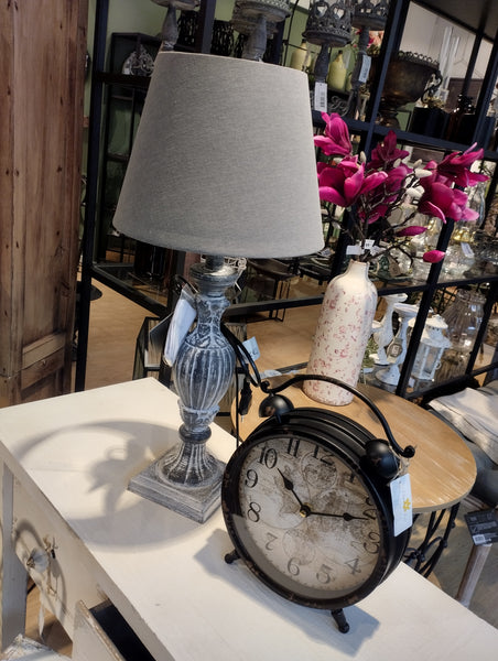Fin lampa som passar utmärkt i den klassiska villa. Skärm ingår.  Material: Linne/Trä  Produktmått: diameter 25 x höjd 54,5 cm  Skärm: diameter 25 x höjd 17,8 cm  Sladdlängd: 150 cm