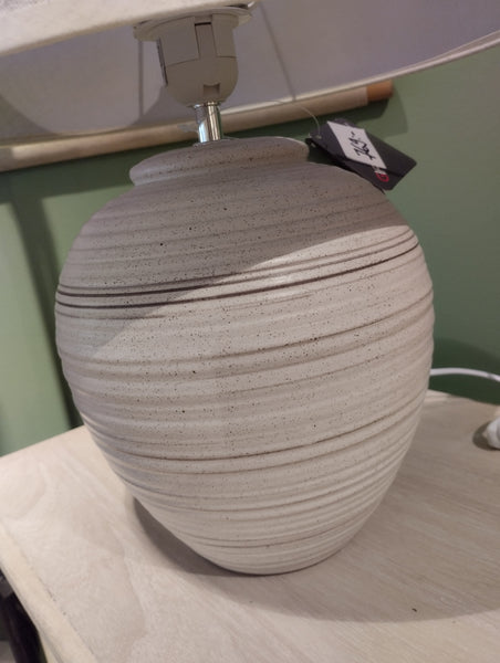 Fin lampa som passar utmärkt till alla inredningsstilar. Skärm ingår.  Material: Linne/Keramik  Produktmått: 33 x 33 x 46 cm  Skärm: 33 x 22 cm  Höjd hela lampan: 46 cm