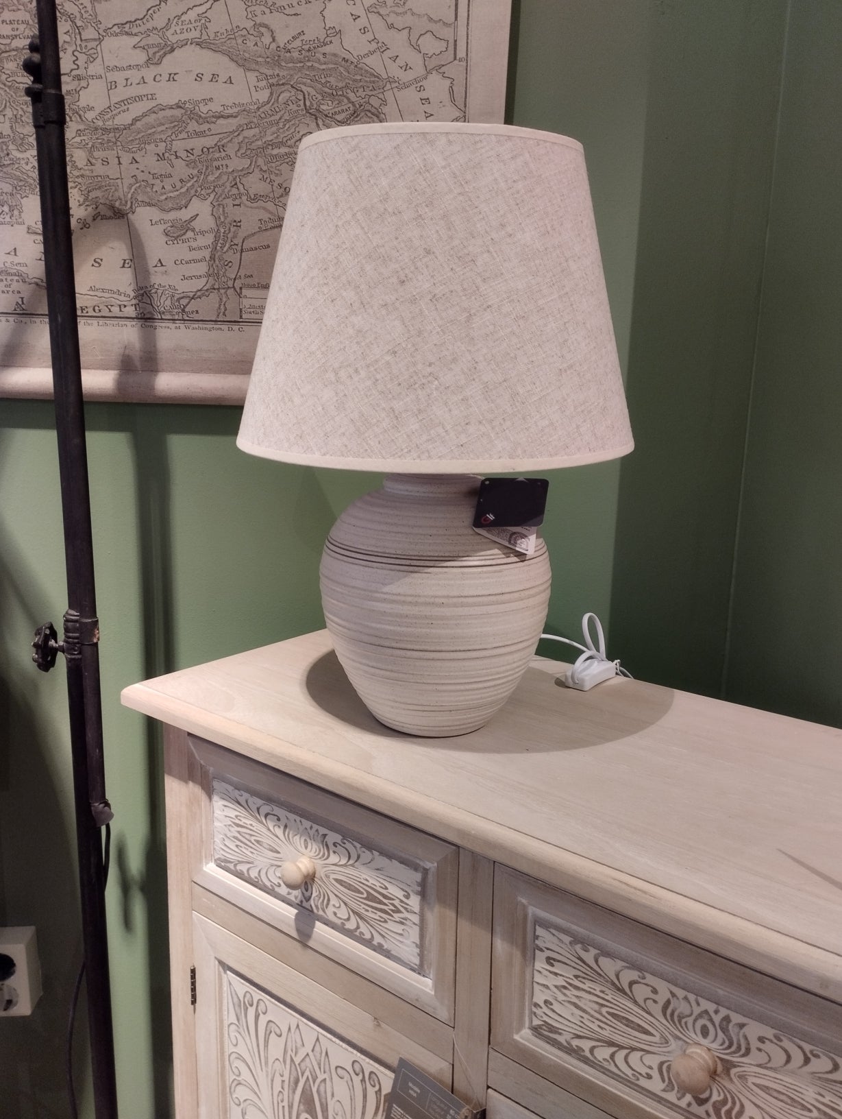 Fin lampa som passar utmärkt till alla inredningsstilar. Skärm ingår.  Material: Linne/Keramik  Produktmått: 33 x 33 x 46 cm  Skärm: 33 x 22 cm  Höjd hela lampan: 46 cm