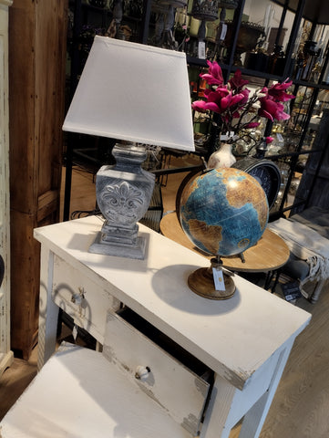Fin lampa som passar utmärkt i den klassiska villa. Skärm ingår.  Material: Linne/Trä  Produktmått: 30 x 22,5 x 53,5cm  Skärm: 22,5x20,5cm; höjd 30,5 cm  Höjd hela lampan: 53,5 cm