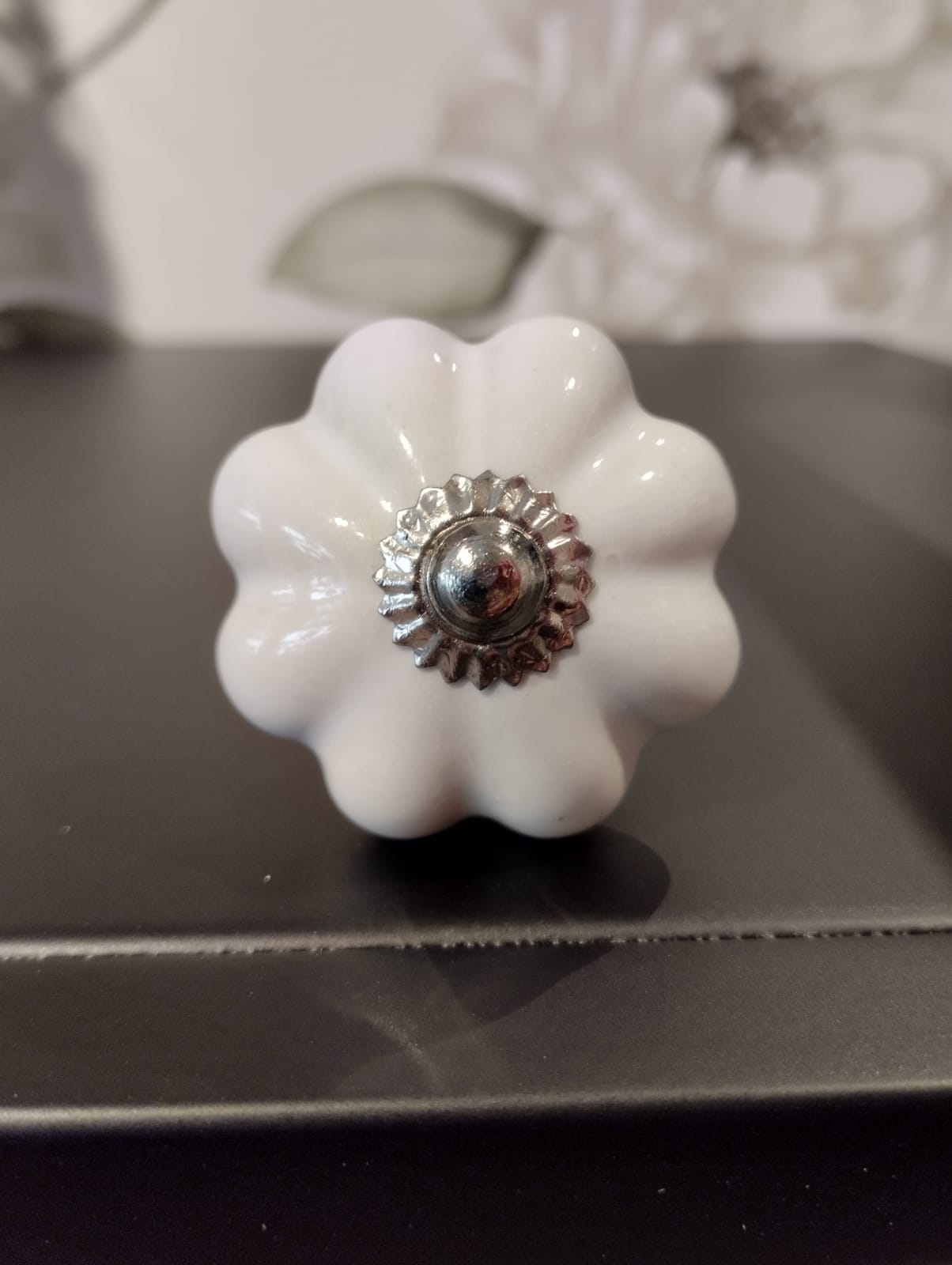 Mått: ca. Ø 4,5cm  Färg: vit  Material: Porslin/Metall  Muttrar och brickor ingår. Skruven kan enkelt kapas till önskad längd med t ex en liten bågfil. Dörrknopp