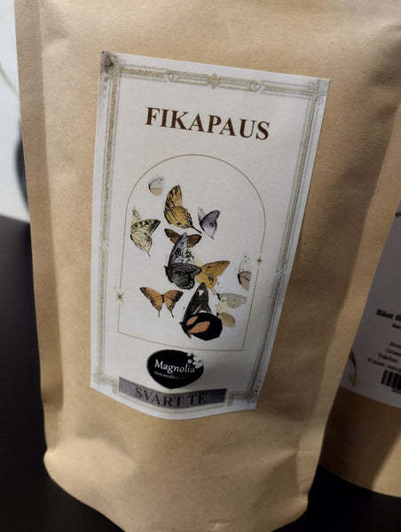 Påse med 100 g svart te med den ljuvliga smaken av "Fikapaus". En trevlig och väldoftande present eller för den mysiga eftermiddag hemma.  Tillredning: 1tsk per kopp, 100 Grad vatten, Låt dra i 3-4 minuter