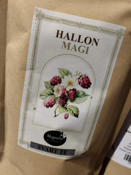 Påse med 100 g svart te med den ljuvliga smaken av "Hallon Magi". En trevlig och väldoftande present eller för den mysiga eftermiddag hemma.  Tillredning: 1tsk per kopp, 100 Grad vatten, Låt dra i 3-4 minuter