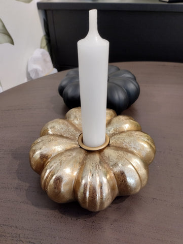 Stylish ljusstake i form av en pumpa.  Storlek: circa Diameter 12cm; H 5cm  Material: Polyresin  Finns i gold och svart.