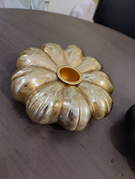 Stylish ljusstake i form av en pumpa.  Storlek: circa Diameter 12cm; H 5cm  Material: Polyresin  Finns i gold och svart.