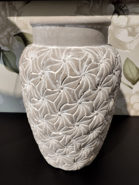 Rustik & vacker cementvas med blomsterprint i en fin nyans av fransk grå.  Storlek: H32/Ø20,5  Material: Cement  Leverantör: Chic Antique