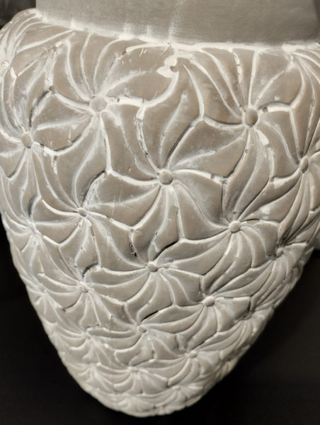 Rustik & vacker cementvas med blomsterprint i en fin nyans av fransk grå.  Storlek: H32/Ø20,5  Material: Cement  Leverantör: Chic Antique