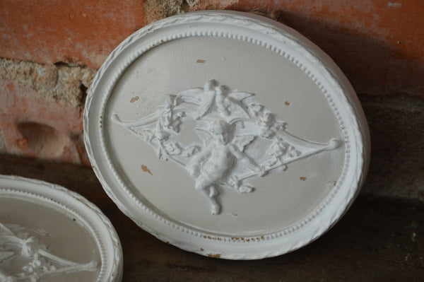 Vacker Fransk väggdekoration med ängel motiv. Designad i en gammeldags antik stil att sätta på väggen eller att ha liggandes.  Mått: 10x12cm  Material: Polyresin - Shabby Chic
