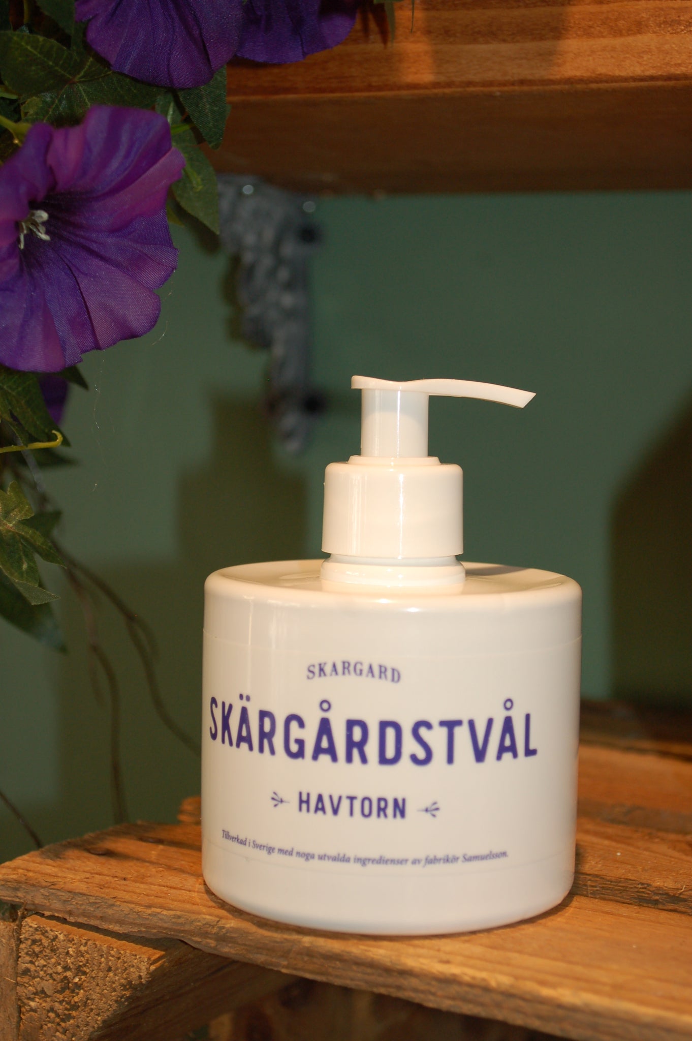 Skargard Skärgårdstvål innehåller endast de bästa naturliga ingredienserna. Framtagen för att ge ett tätt och krämigt lödder och med Skargards näringsrika havtornsextrakt lämna en behaglig känsla på huden.  Made in Sweden  Innehåll: 300ml
