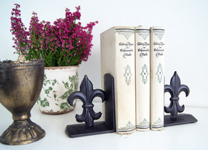 Traditionell bokstöd som inte bara är praktisk utan också dekorativ. Uppgradera din bokhylla idag.  Material: Järn  Storlek: L 9cm x B 6cm x H 11cm  Färg: Svart/brun