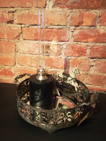 Fotogenlampa i svart glas vilket skapar en moderna utseende och stilren yta. Brännarrör i klarglas och brännare i mässing. Inklusive en veke.  Material: Glas, Järn, Mässing  Färg: Svart  Storlek: Ø 10 x H 30 cm