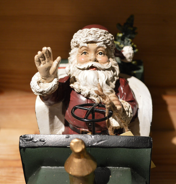 Jultomte på väg med sin bil lastad med klappar för stora och små.  Storlek: 25 x 12 x 19 cm  Material: Poly