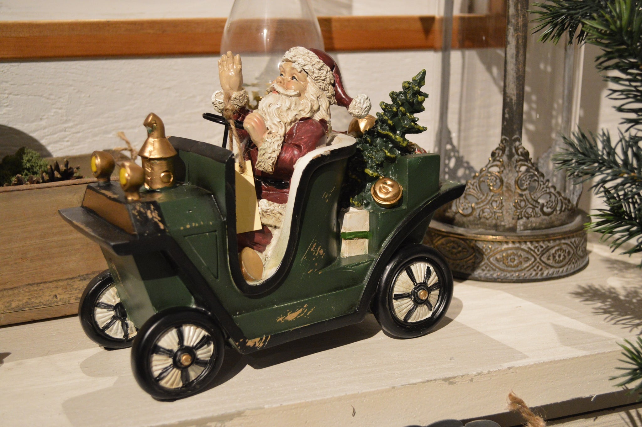 Jultomte på väg med sin bil lastad med klappar för stora och små.  Storlek: 25 x 12 x 19 cm  Material: Poly