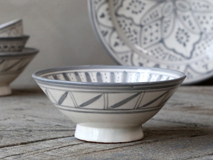 Marockansk keramikskål lämplig som uppläggningsskål för tillbehör.  Mått: H7 / Ø16 cm  Färg: fransk grå - handmålad  Material: Lera  OBS: Autentiska handgjorda och handmålade marockanska keramik. Variationer kan förekomma. Vi rekommenderar inte mikrovågsugn, ugn och diskmaskin eftersom glasyren kan spricka.
