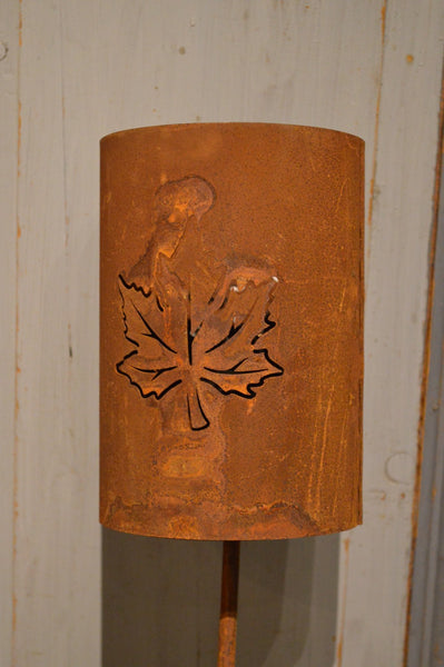 Marschallhållare med utskurna löv på båda sidor, med delbar stav och markfäste. Går utmärkt att sätta en blomma i den också.  Material: Rostig plåt  Storlek: ca 12 x 17 x 114 cm  OBS: Ljus ingår ej. Staven och hållare skruvas ihop.