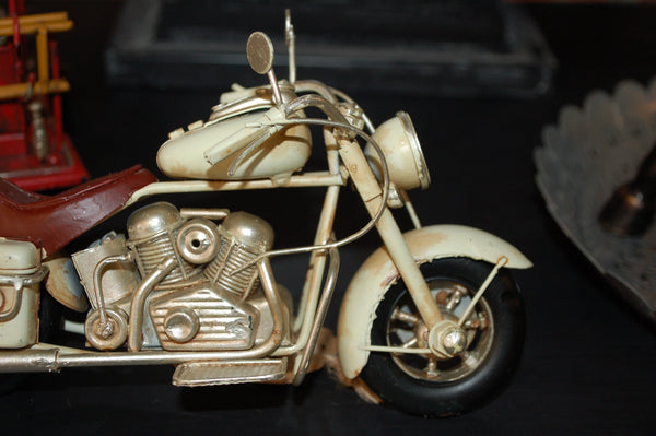 Vem kan motstå den coola motorcykeln? Perfekt present till den motortokiga.  Mått: H11,5cm x B 9cm x L 18cm  Material: Metall/Plåt  Färg: Beige  OBS: Dekoration, ingen leksak.   