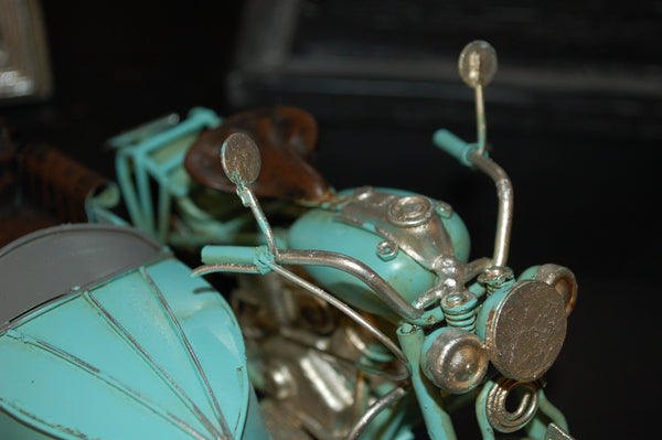 Vem kan motstå den coola motorcykeln med sidovagn? Perfekt present till den motortokiga.  Mått: H11cm x B14,5cm x L18,5 cm  Material: Metall/Plåt  Färg: ljusblå  OBS: Dekoration, ingen leksak.