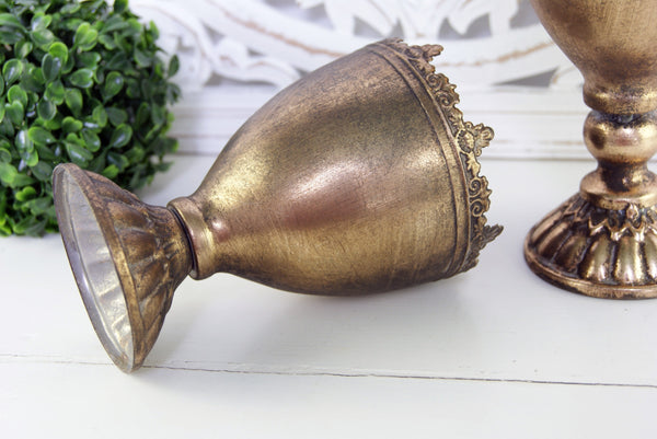 Liten pokal att plantera i. Pokalen har fina detaljer i metall. 