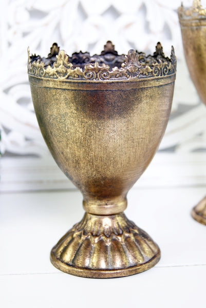 Liten pokal att plantera i. Pokalen har fina detaljer i metall. 