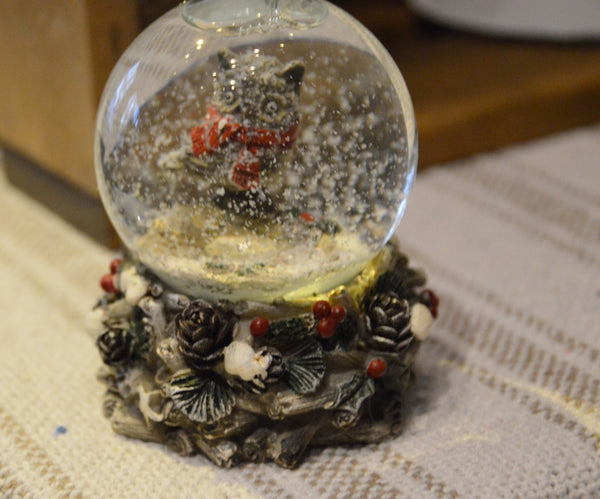 Söt snöglob med en liten uggla. Skaka globen och så börjar snön att yra runt. En uppskattad julklapp till den som har allt och även en bra present till julkalendern.  Storlek: 65 mm  Antal: 1