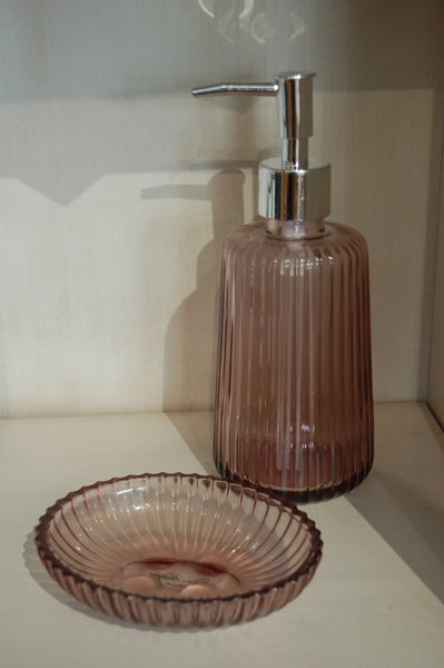 Fin tvålpump i glas med riller.  Mått: H19/Ø6 cm  Färg: Ljung  Material: Glas  Antal: 1